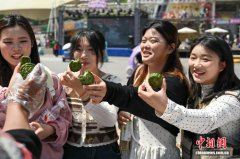 重庆一景区推出“麻将”“象棋”等创意青团迎清明